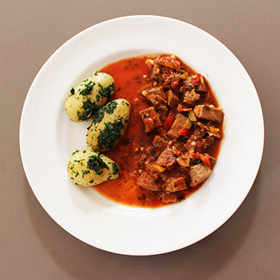 Slow cooked diced steak and baby potatoes (400g)