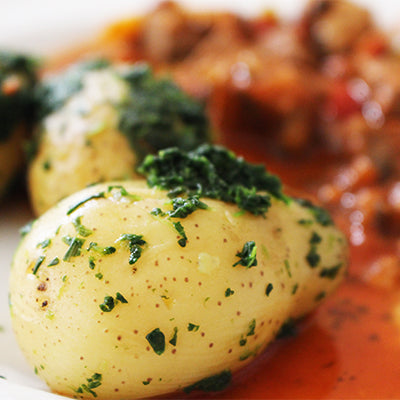Slow cooked diced steak and baby potatoes (400g)