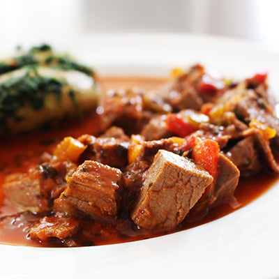Slow cooked diced steak and baby potatoes (400g)